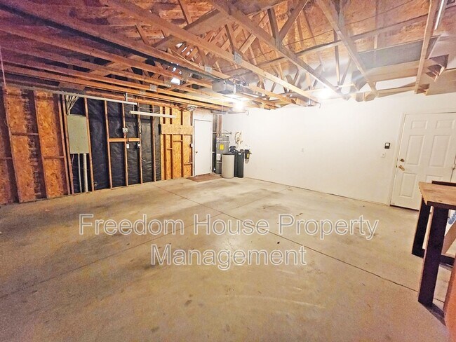 Building Photo - 380 Round Up Ct
