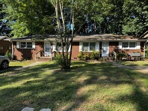 Building Photo - Newly renovated 2-bedroom, 1-bath duplex in Charlotte Located just minutes from NoDa, Plaza Midwo...