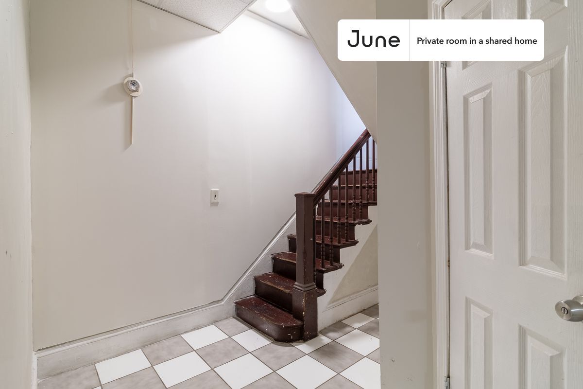 Building Photo - Private bedroom in 5 bed/2 bath Home