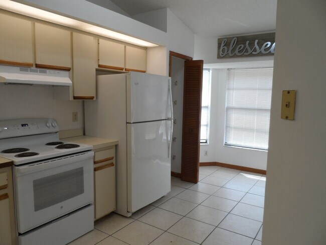 Building Photo - AVAILABLE NOW 3 BEDROOM 2 BATH 2 CAR GARAGE. CONTACT KAREN GUARDINO, REALTOR 386-747-9295