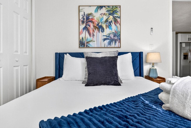 Building Photo - 310 W Warren Ave