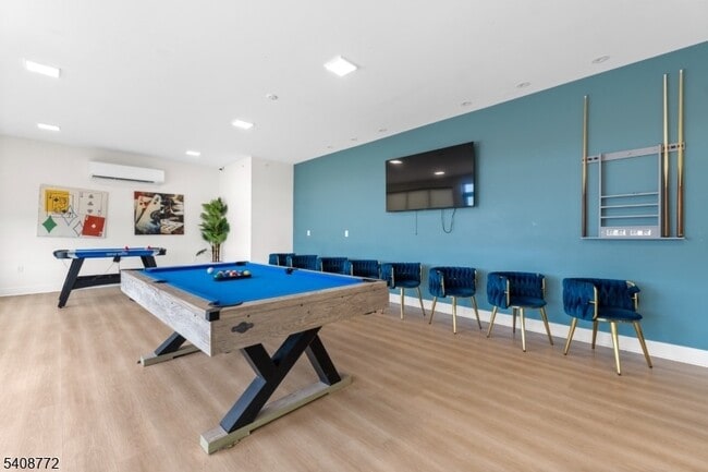 Building Photo - 321 E 3rd St