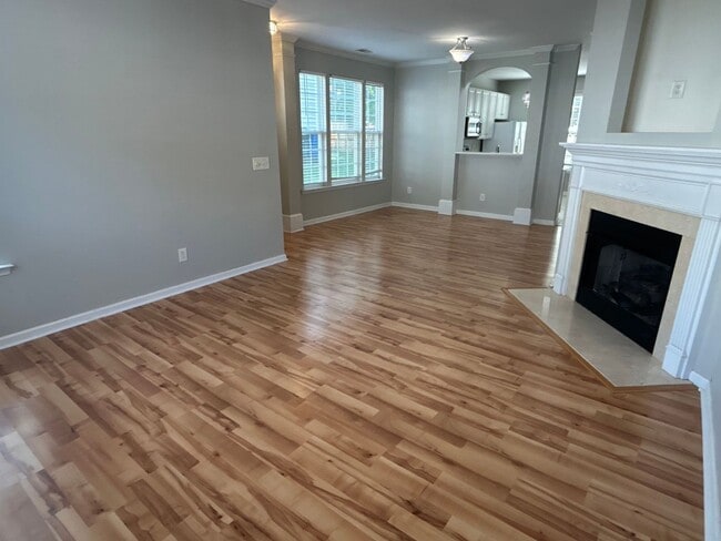 Building Photo - 2 Bed | 2.5 Bath End Unit Townhome in Rale...