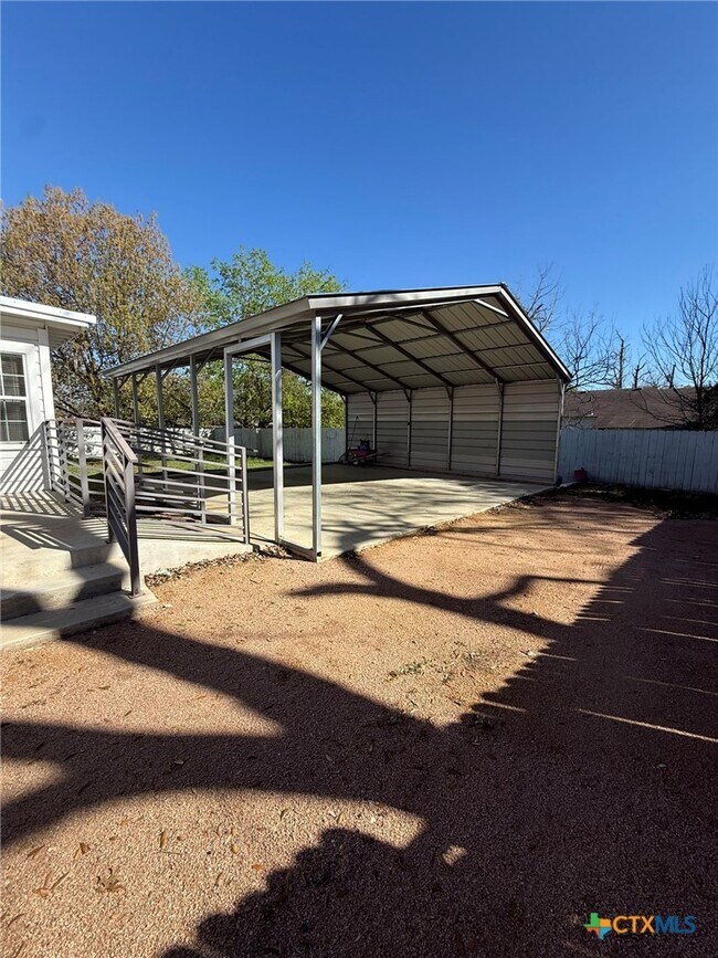 Building Photo - 619 E Donegan St