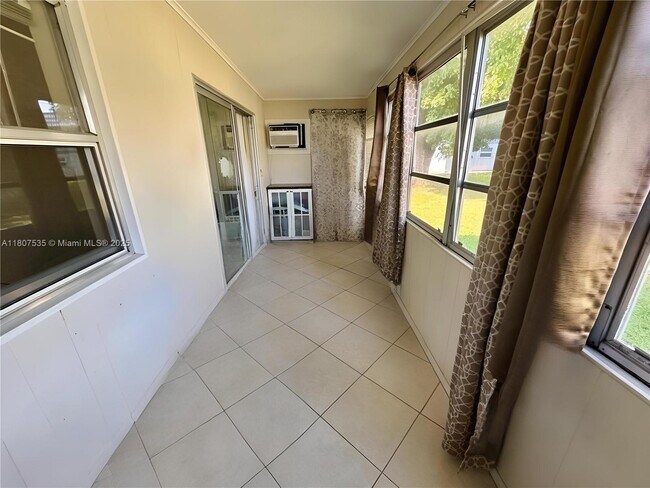 Building Photo - 445 Saxony Way