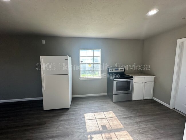 Building Photo - 1612 NE 24th St