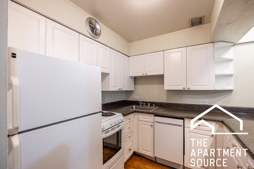 Building Photo - 1214 N La Salle Dr