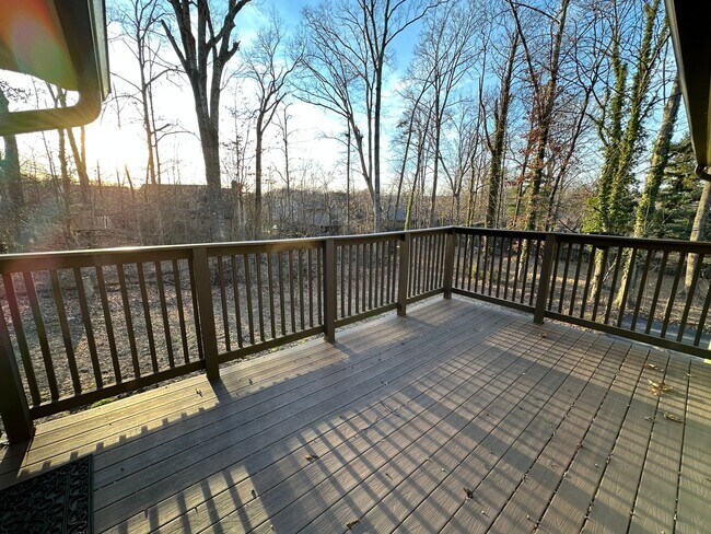 Building Photo - Farragut Cul-de-Sac Home on ½ Acre | 3BR + Sunroom | Walk to Greenway & Farragut HS