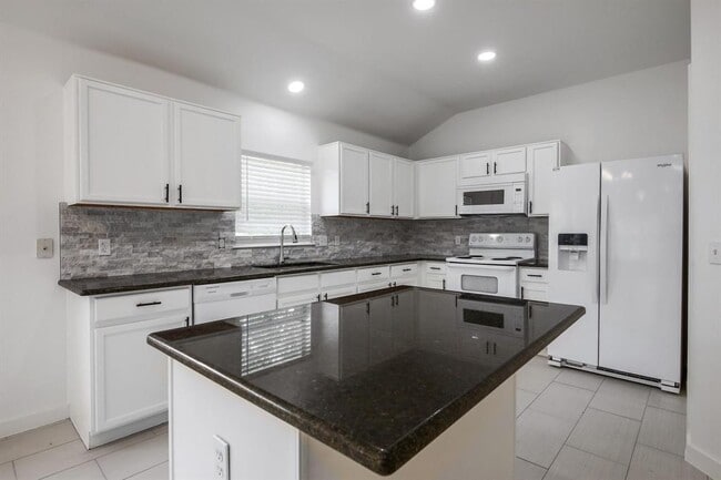 Building Photo - 2108 Kane Cove