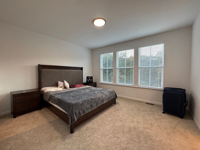 Building Photo - Modern 4 Bed 3.5 Bath Interior Townhome In...