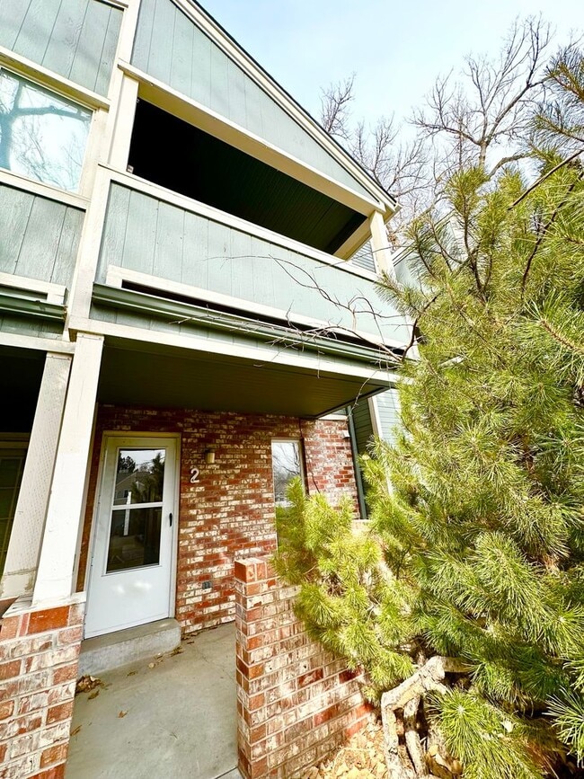 Building Photo - Newly Updated Townhome with Three Balconie...