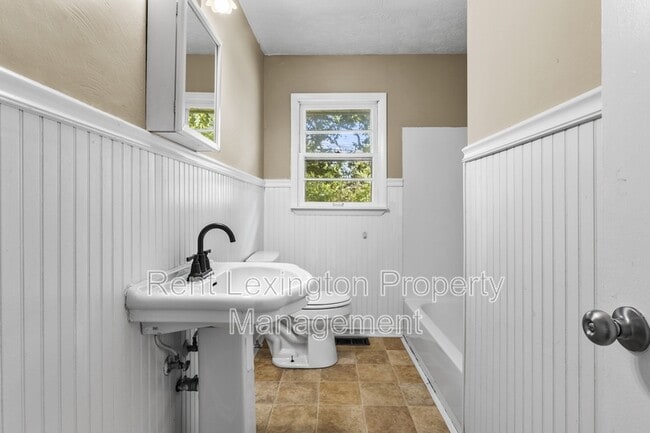 Building Photo - 2461 Mirahill Dr
