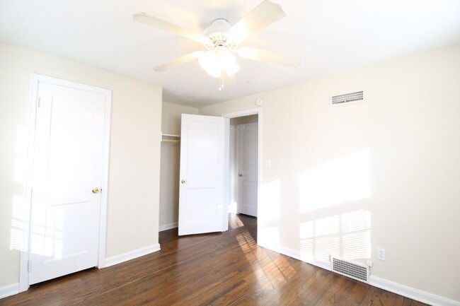 Building Photo - October FREE On This 1 Bedroom 1 Bath Dupl...