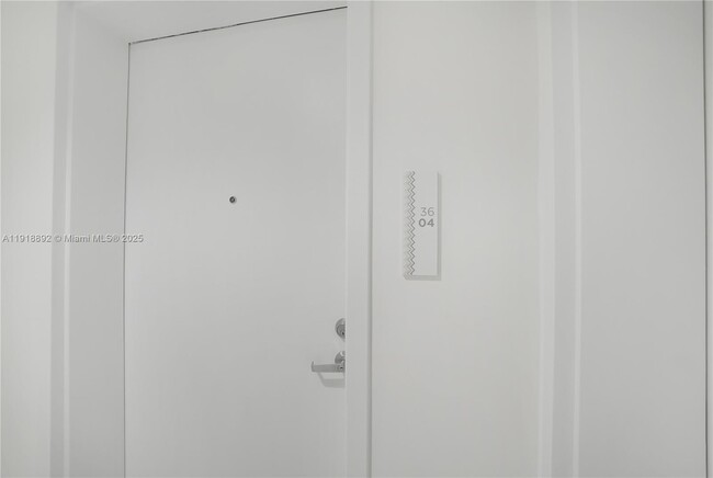 Building Photo - 700 NE 26th Terrace