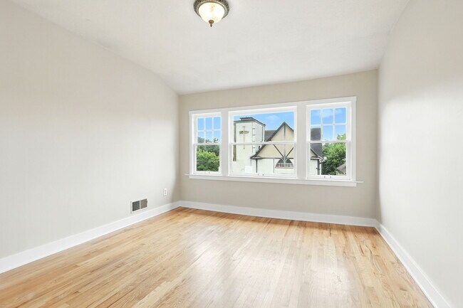 Building Photo - 423 NE 55th Ave