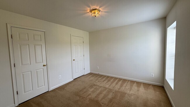 Building Photo - Large Spotsy Colonial