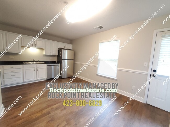 Building Photo - 3 Bedroom 2 Bath Townhouse