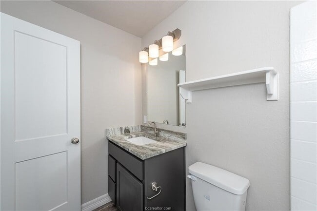 Building Photo - 707 Dominik Dr