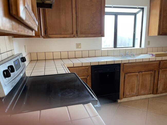 Building Photo - 1691 Yorktown Ct