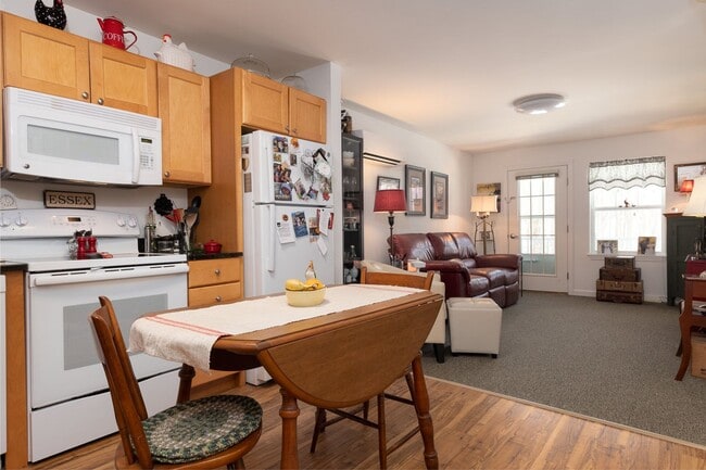 Building Photo - 1 bed, 1 bath independent senior living (55+ years of age) heat, hot water, & electricity include...