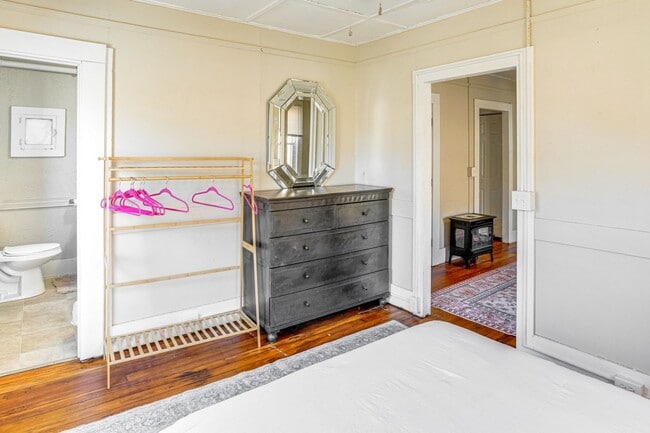 Building Photo - Renovated 2 Bedroom + Den w/ Private Garden Access
