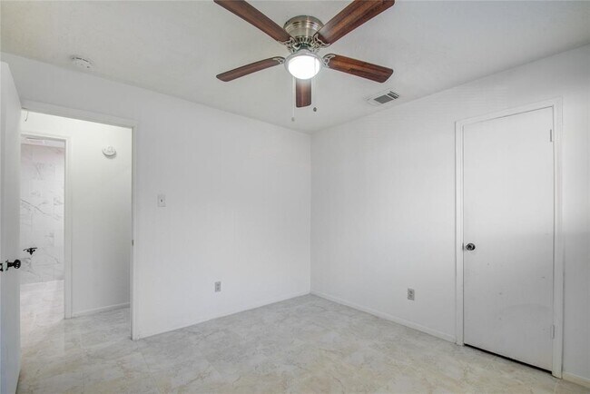 Building Photo - 11527 Sagewillow Ln
