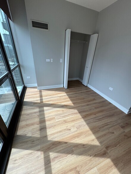 Building Photo - 320 N Desplaines St