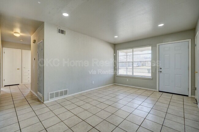 Building Photo - 1616 McGregor Dr