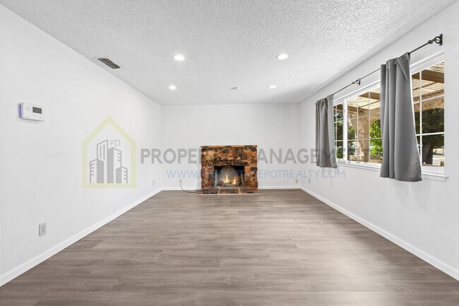 Building Photo - Charming 4-Bed, 2-Bath Home in Sacramento’...