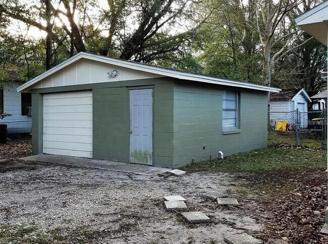 Building Photo - 853 Melson Ave