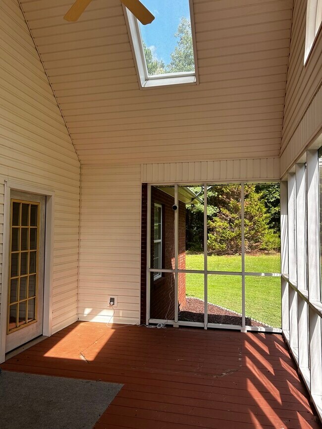 Building Photo - 11 W Deer Trail