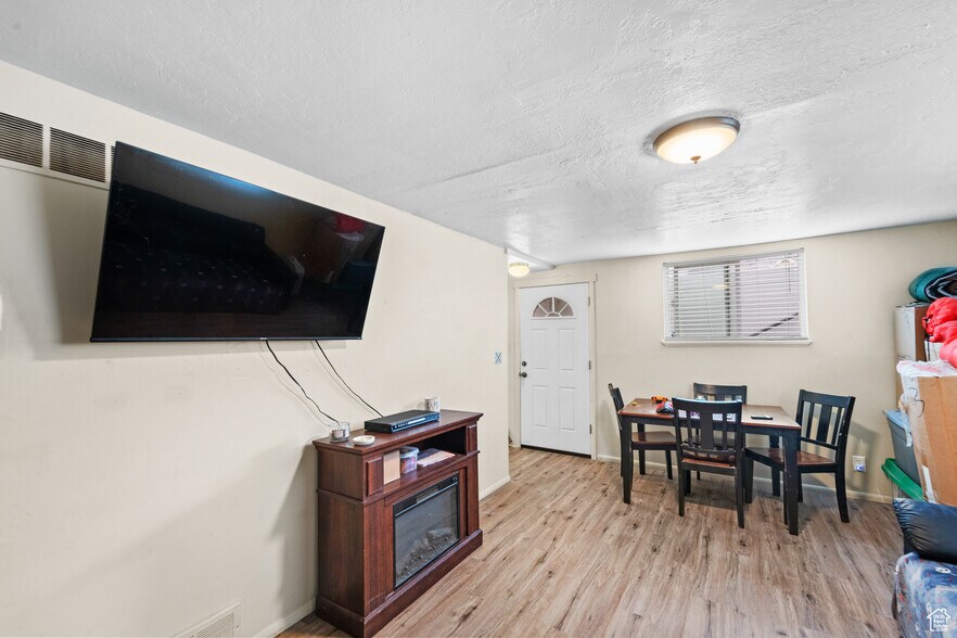 Building Photo - 2324 Quincy Ave