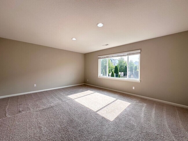Building Photo - Stunning Modern 5 Bed 3 Bath Home in North...