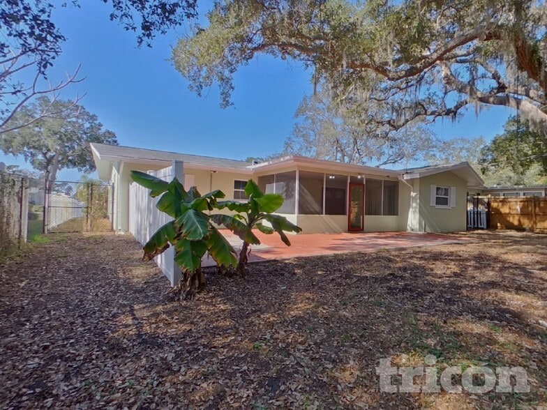 Building Photo - 1745 Woodridge Dr