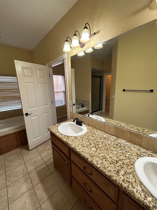 Building Photo - 4 bedroom, 2 bathroom NOW Available!