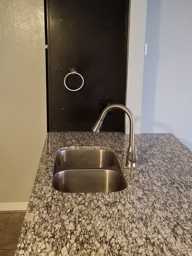 Building Photo - 1 BR Loft Available now