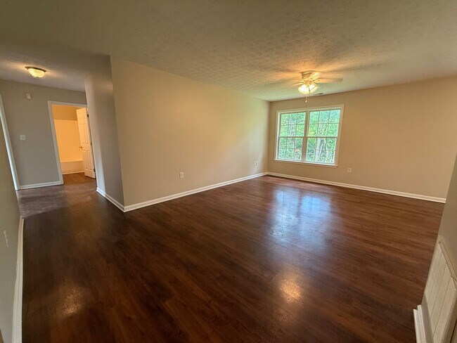 Building Photo - Beautiful 3 Bedroom 2 bath home