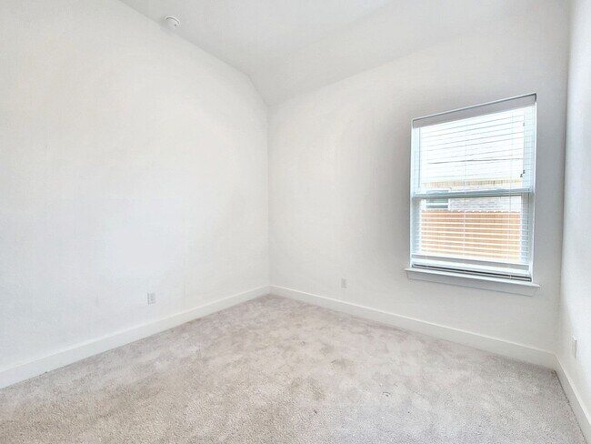 Building Photo - 513 Three Feathers Ct