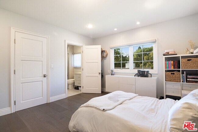 Building Photo - 9145 Sawyer St