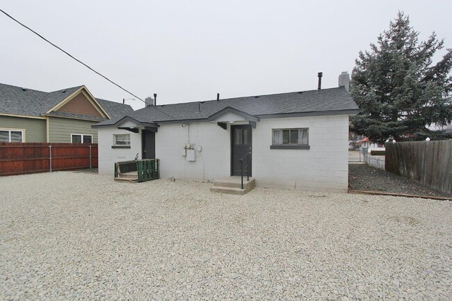 Building Photo - 812 S Washington Ave