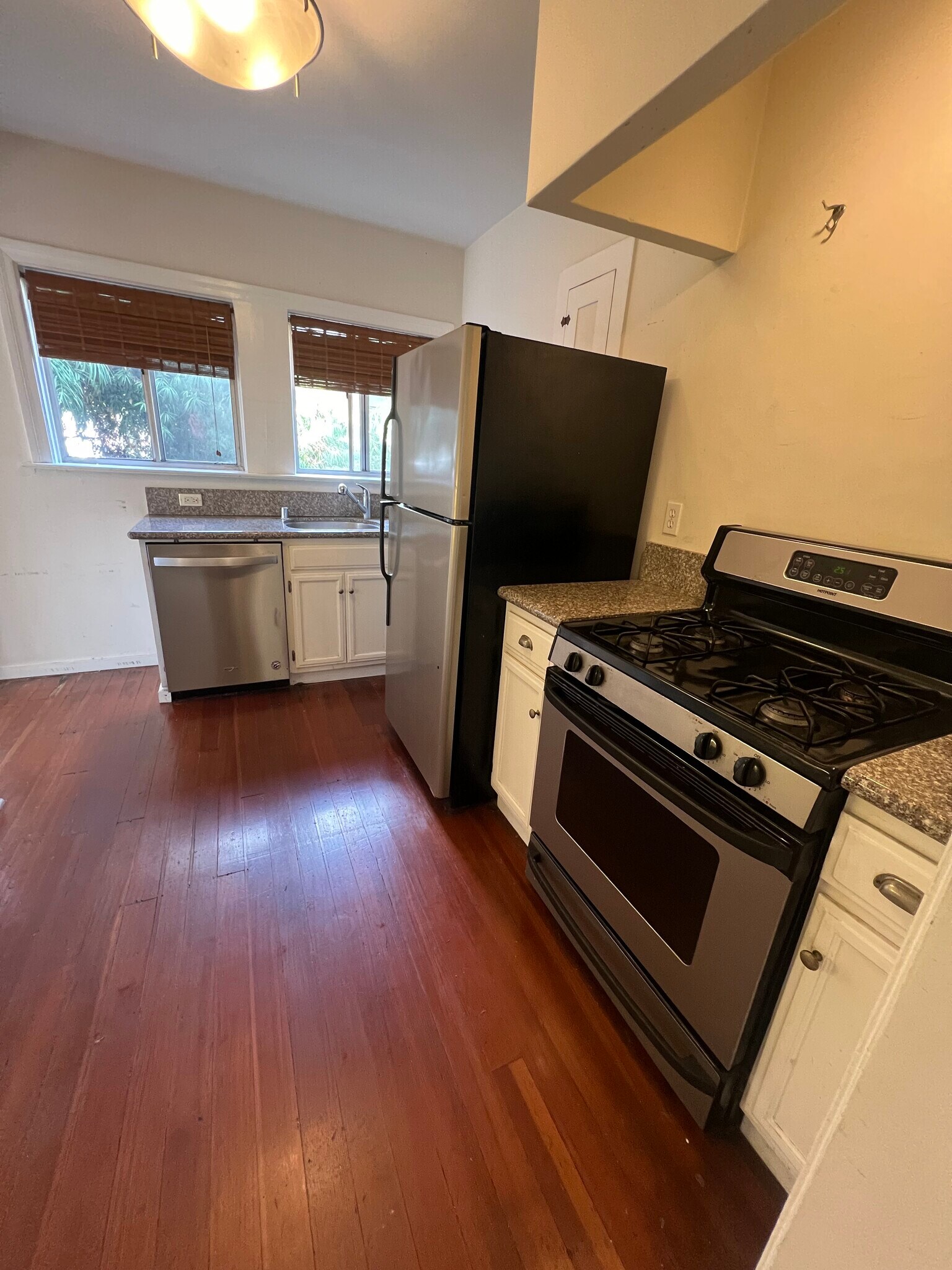 Kitchen - 502 1/2 N Heliotrope Dr