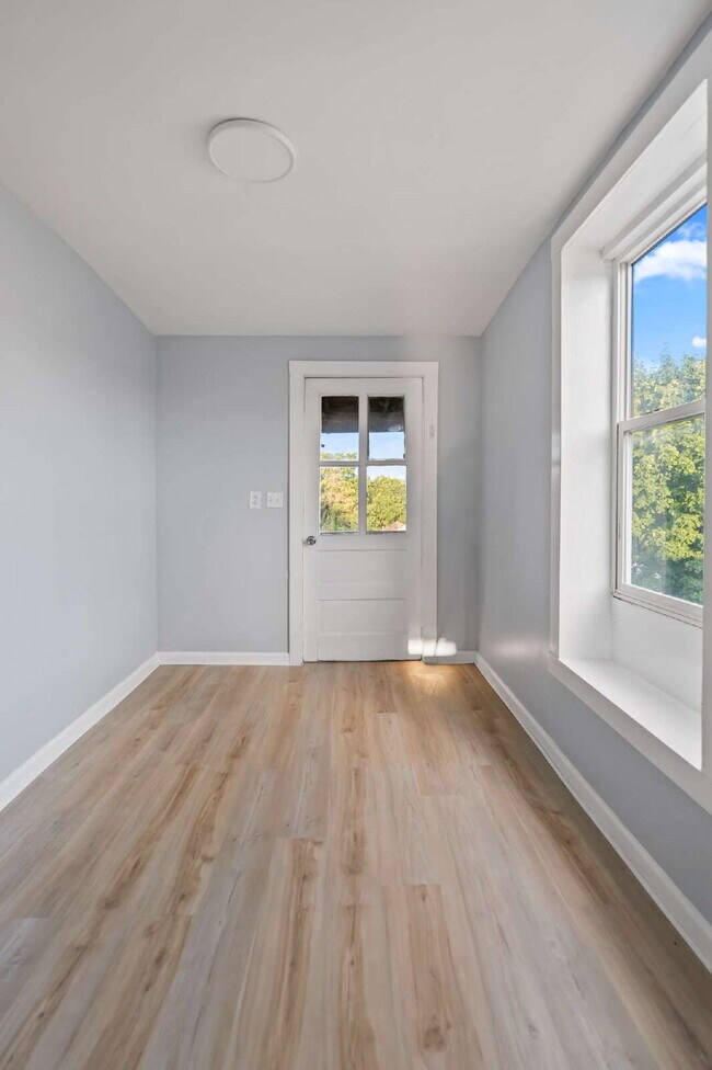 Building Photo - "Spacious 3-Bedroom Retreat at 57 1/2 Sara...