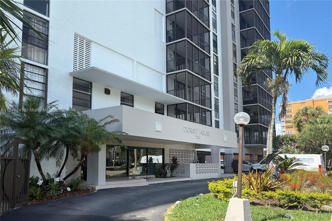 Building Photo - 2500 NE 135th St