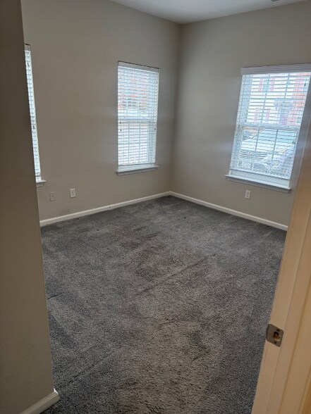 Building Photo - 952 George Washington Hwy N