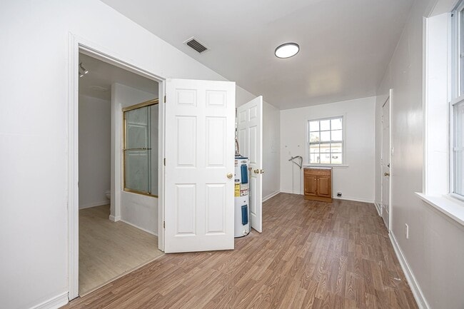 Building Photo - ADORABLE HOME FOR RENT