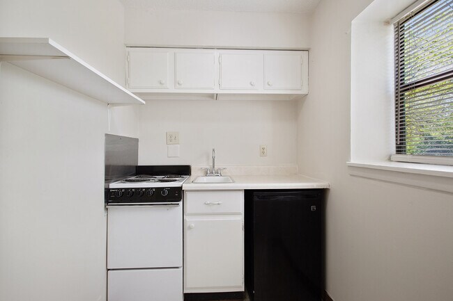 Building Photo - 4651 NE Antioch Rd