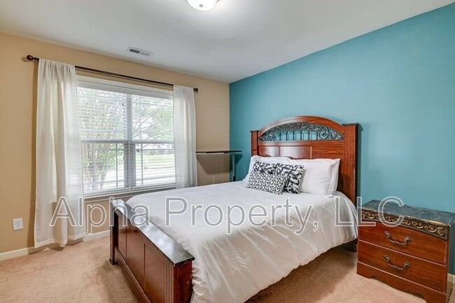 Building Photo - 9 Peggy Ct