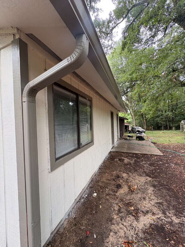 Building Photo - Recently Remodeled 2 Bedroom 1 Bathroom Duplex!