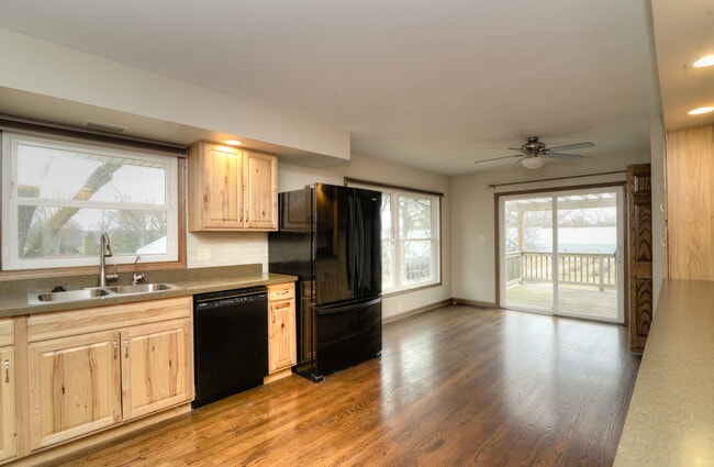 Building Photo - 1070 Center Dr