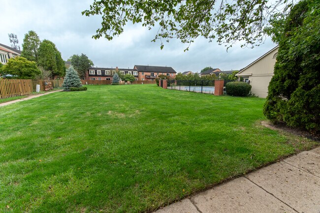 Get your tan in the summer or play with your child and/or a dog - 8508 Canterbury Sq E